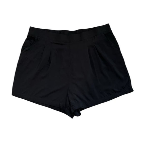 TORRID Feel The Fit Pull On Shorts Size 3 or 3X Black Pleated Front W/Pockets - Picture 1 of 8